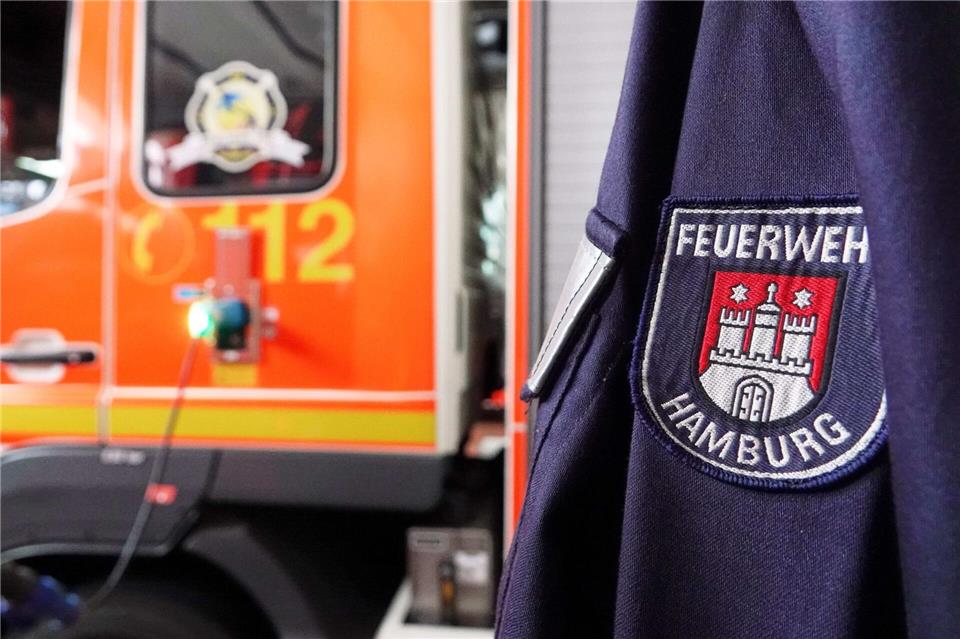 Die Feuerwehr Hamburg verhindert das Auslaufen einer ätzenden Chemikalie. (Symbolfoto)Julian Weber/dpa