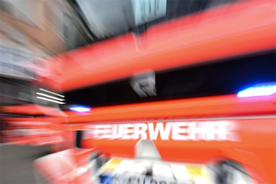 Die Feuerwehr Mannheim ist zum Hafengebiet ausgerückt. (Symbolbild)Bernd Weißbrod/dpa