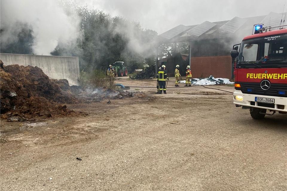 Die Feuerwehr Raesfeld rückte zum Hof des Landwirts aus.