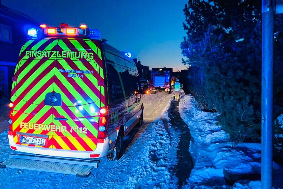 Die Feuerwehr Raesfeld war mit mehreren Fahrzeugen an der Lammersmannstraße im Einsatz.