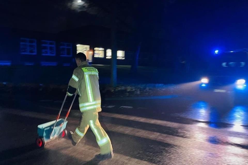 Die Feuerwehr Raesfeld war so wie die Mitglieder aus Borken, Erle und Gemen lange im Einsatz. 