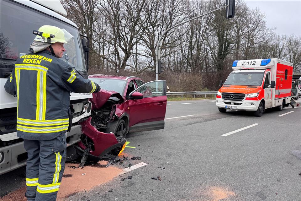 Verkehrsunfall mit zwei Fahrzeugen in Bahnhof Reken Die Feuerwehr Reken hat mit Bindemitteln die ausgelaufenen Betriebsstoffe aufgenommen.