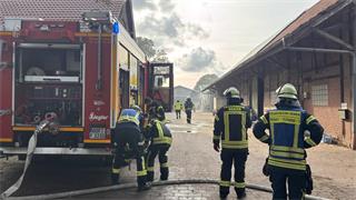 Die Feuerwehr Reken muss einen Scheunenbrand an der Straße Strote in Hülsten löschen.
