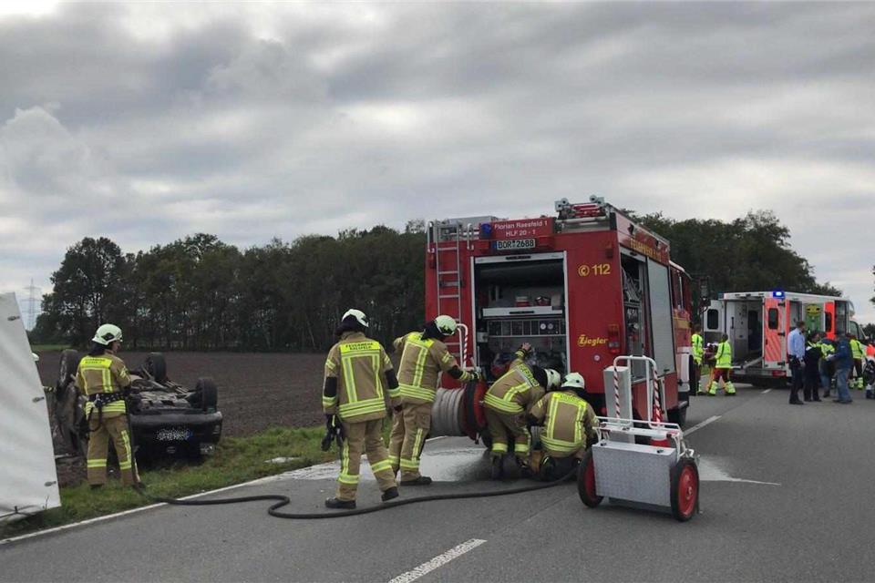 Die Feuerwehr, Rettungskräfte und die Polizei sind vor Ort.