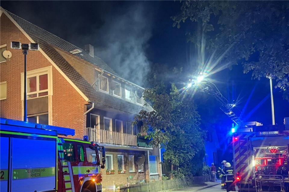 Die Feuerwehr Rhede musste Menschen aus einem Wohnhaus retten.