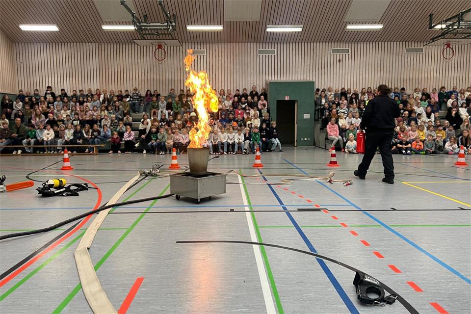 Die Feuerwehr Velen veranstaltete eine Projektwoche mit Vorführungen und Übungen zur Brandschutzerziehung an der Andreas-Schule.