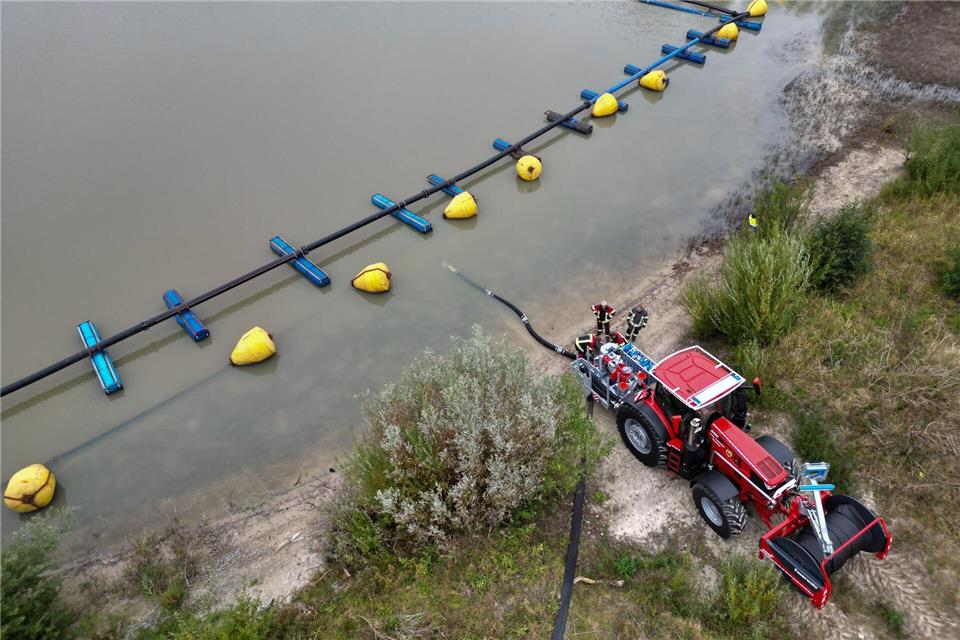 Die Feuerwehr Wiesmoor sieht einen Vorteil darin, dass der Trecker viel Power mitbringt, aber wenig Personal benötigt. Lars Penning/dpa