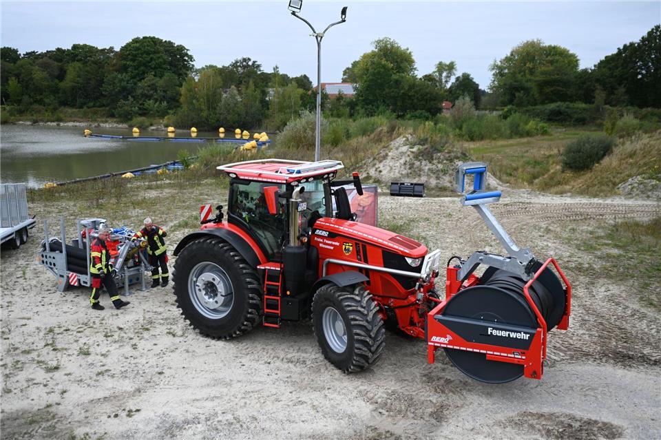 Die Feuerwehr Wiesmoor übt mit dem Trecker in einer Kriesgrube. Lars Penning/dpa