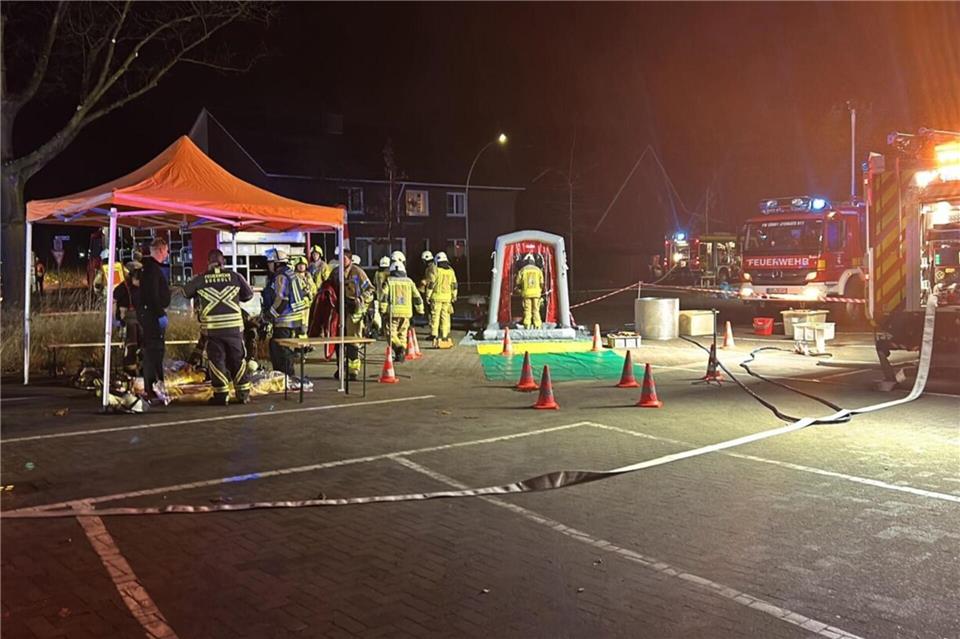 Chemikalienfund in Südlohn: ABC-Zug untersucht mögliche Gefahrstoffe Die Feuerwehr aus Südlohn ist mit weiteren Kräften aus dem Kreis Borken an der Ladestraße in Südlohn im Einsatz. Das Alarmstichwort lautet „Gefährliche Stoffe und Güter“.