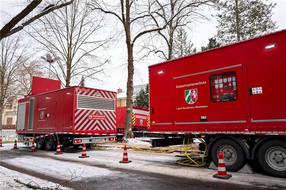 Die Feuerwehr aus dem Kreis Steinfurt in NRW ist mit ihren Stromerzeugern zur Unterstützung nach Berlin angefordert worden.Michael Ukas/dpa