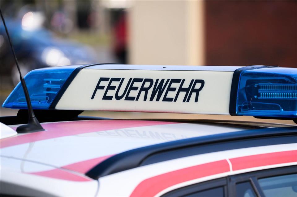 Die Feuerwehr befreit einen Mann aus einem Aufzug. (Symbolbild) Robert Michael/dpa