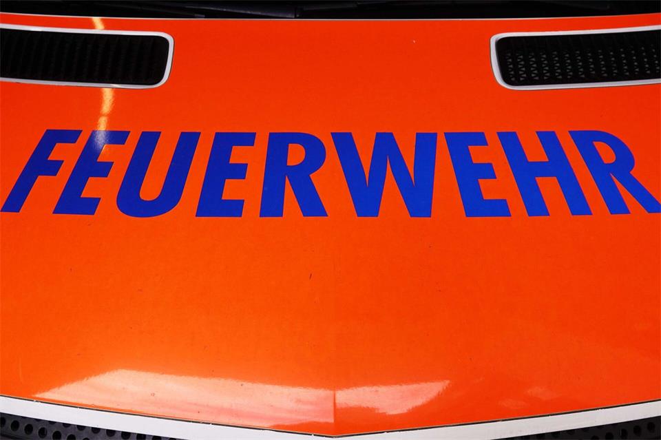 Die Feuerwehr befreit einen in einem Unfallfahrzeug eingeklemmten Mann. (Symbolbild)Julian Weber/dpa