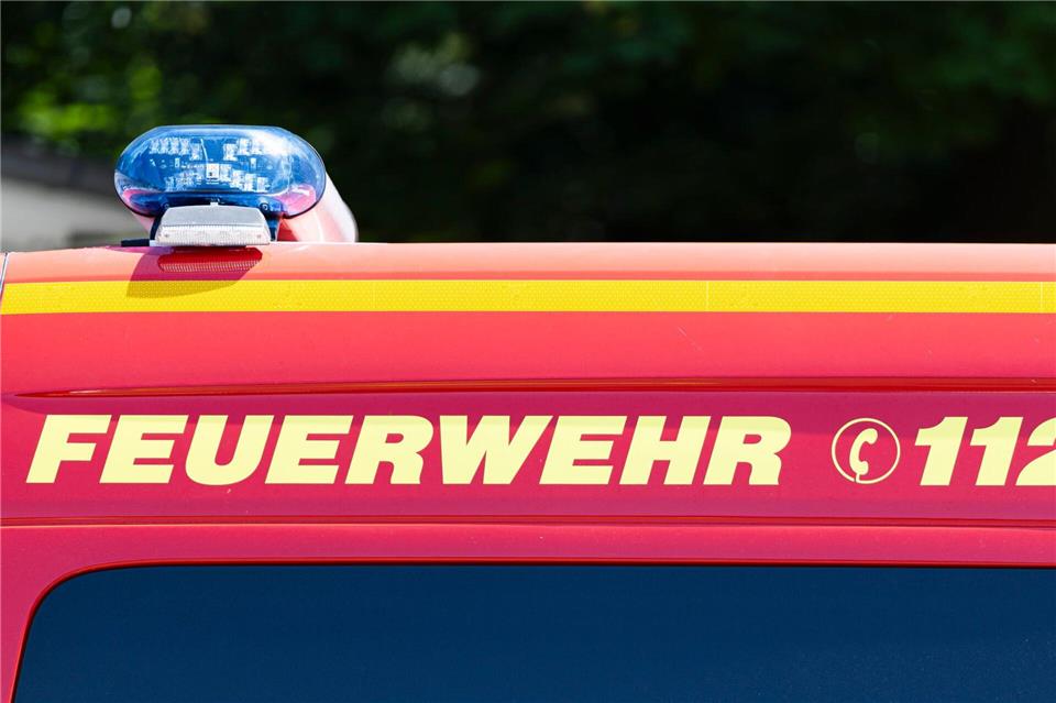 Die Feuerwehr befreite den Fuß mit Hilfe eines technischen Geräts. (Symbolbild)Michael Matthey/dpa