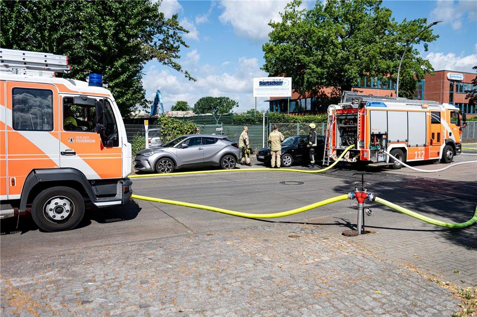 Die Feuerwehr bekämpft einen Brand in einem Recyclinghof. Fabian Sommer/dpa