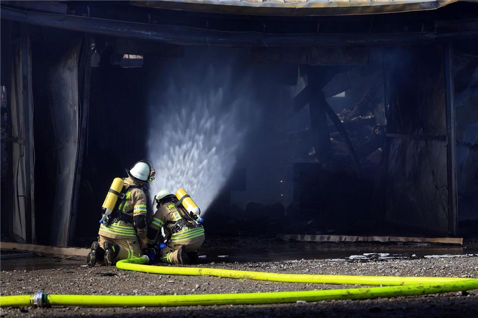 Die Feuerwehr bekämpfte das Feuer.Karl-Josef Hildenbrand/dpa