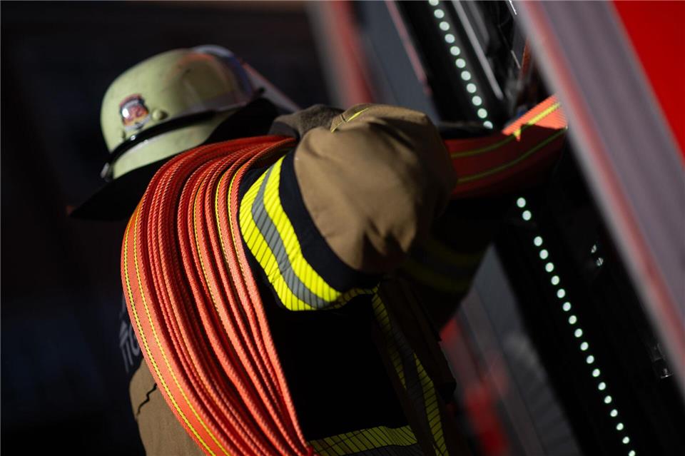 Die Feuerwehr bekämpfte den Brand bis in den frühen Morgen hinein. (Symbolbild)Marijan Murat/dpa