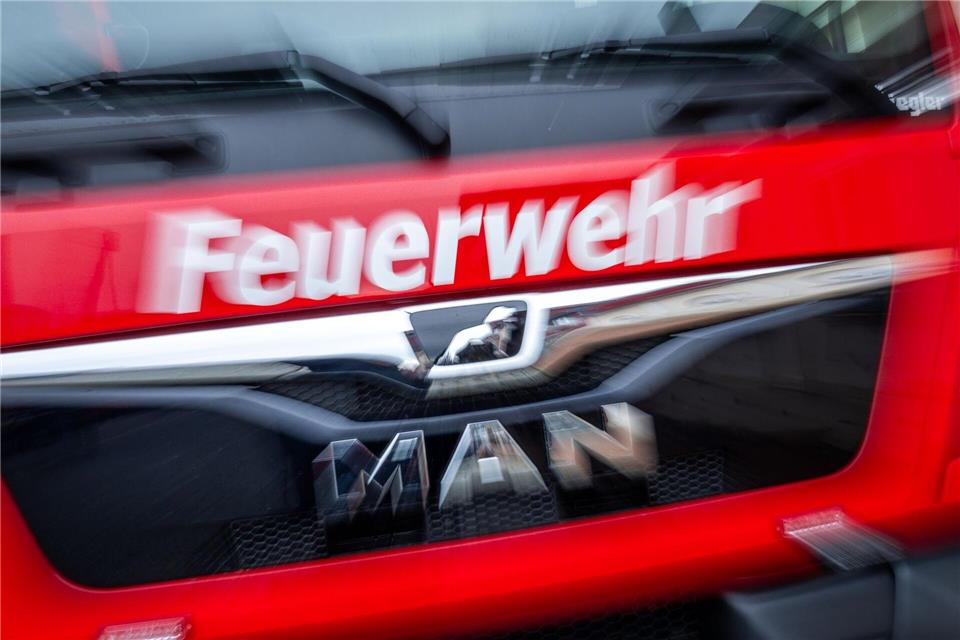 Die Feuerwehr bekämpfte den Brand in Rossow. (Symbolbild)Jens Büttner/dpa