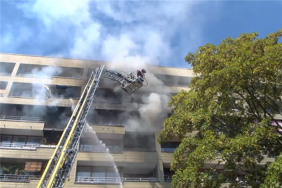 Die Feuerwehr bekämpfte den Brand von außen sowie im Inneren des Hauses.Marco Priebe/pr-video/dpa