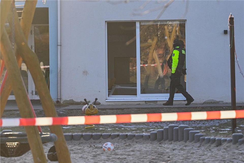 Die Feuerwehr berichtete von 22 Sanitätern, Ärzten und Feuerwehrleuten, die mit 12 Fahrzeugen im Einsatz waren. (Archivbild)Britta Pedersen/dpa