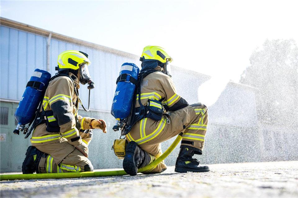 Die Feuerwehr bittet Anwohner, Fenster und Türen geschlossen zu halten. (Archivfoto)Sina Schuldt/dpa