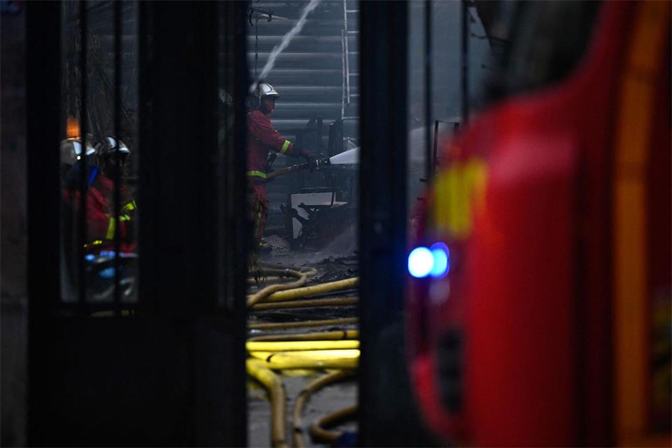 Die Feuerwehr brachte den Brand in der Markthalle unter Kontrolle.Julien De Rosa/AFP/dpa