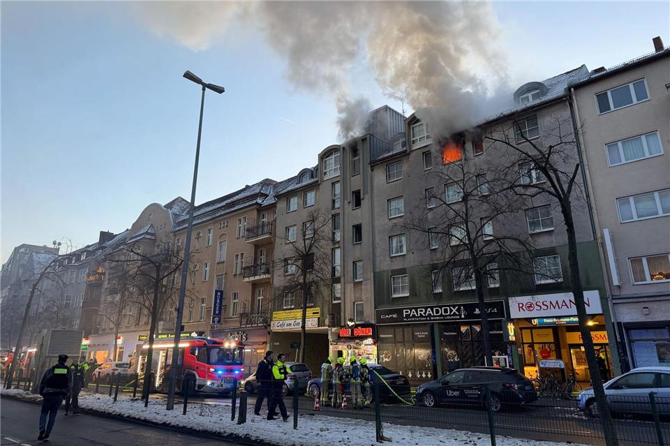 Die Feuerwehr brachte den Brand in der Residenzstraße unter Kontrolle.Sebastian Gollnow/dpa