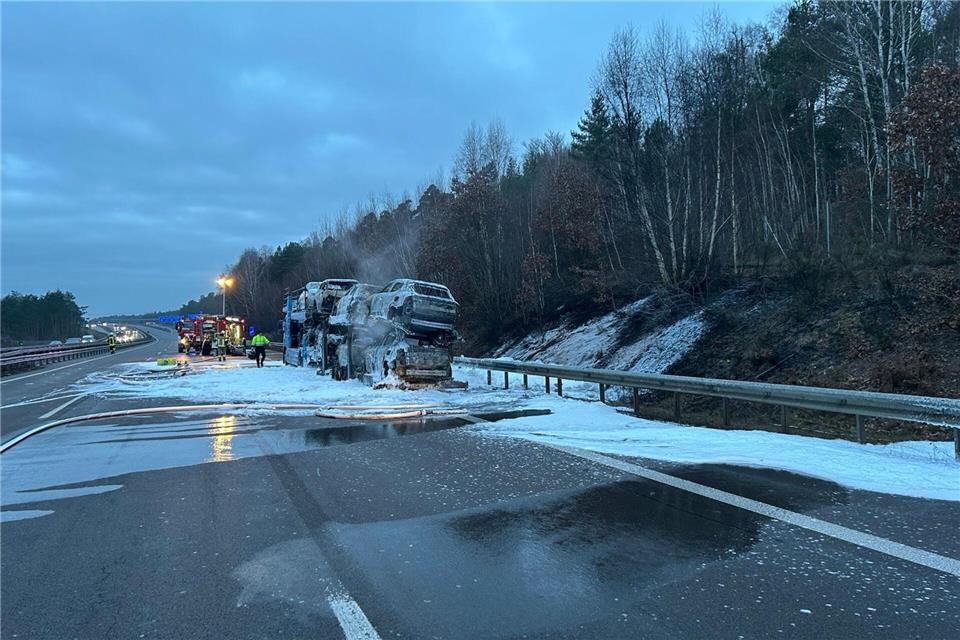 Die Feuerwehr brachte den Brand nach rund einer Stunde unter Kontrolle.-/Polizeipräsidium Westpfalz/dpa