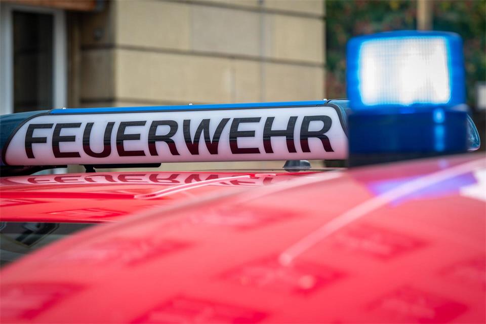 Die Feuerwehr brachte die Bewohner des evakuierten Hauses zunächst in Bussen unter. (Symbolbild)Soeren Stache/dpa