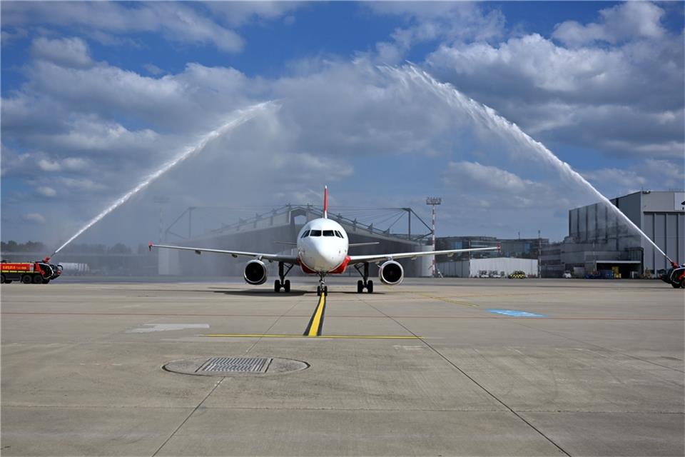 Die Feuerwehr des Flughafens Düsseldorf begrüßt das Team von Albanien auf dem Flughafen mit Wasserfontänen.