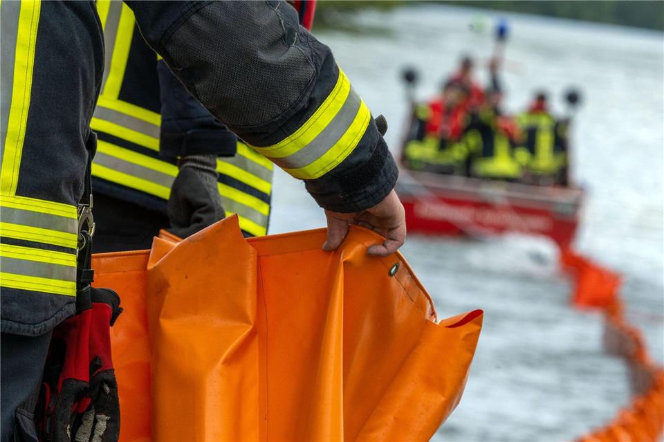 Die Feuerwehr errichtet Ölsperren. (Symbolbild)Pia Bayer/dpa