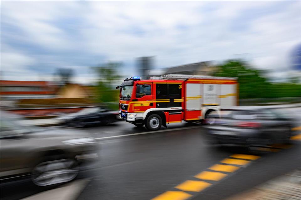 Die Feuerwehr fand die bewusstlose Frau auf dem Sofa. (Symbolbild) Robert Michael/dpa