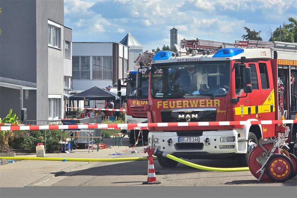 Die Feuerwehr führte Messungen durch und nahm eine Probe zur Untersuchung.  Thomas Riedel/dpa