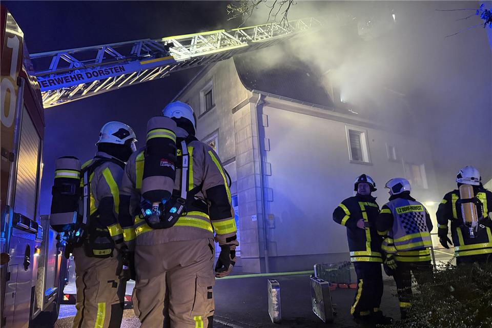 Die Feuerwehr ging unter Atemschutz gegen das Feuer vor.
