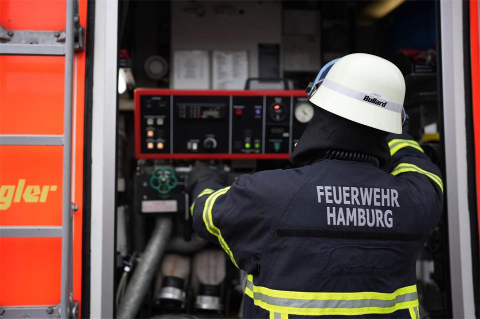 Die Feuerwehr hat 31 Menschen vorsorglich in Sicherheit gebracht. (Symbolbild)Marcus Brandt/dpa