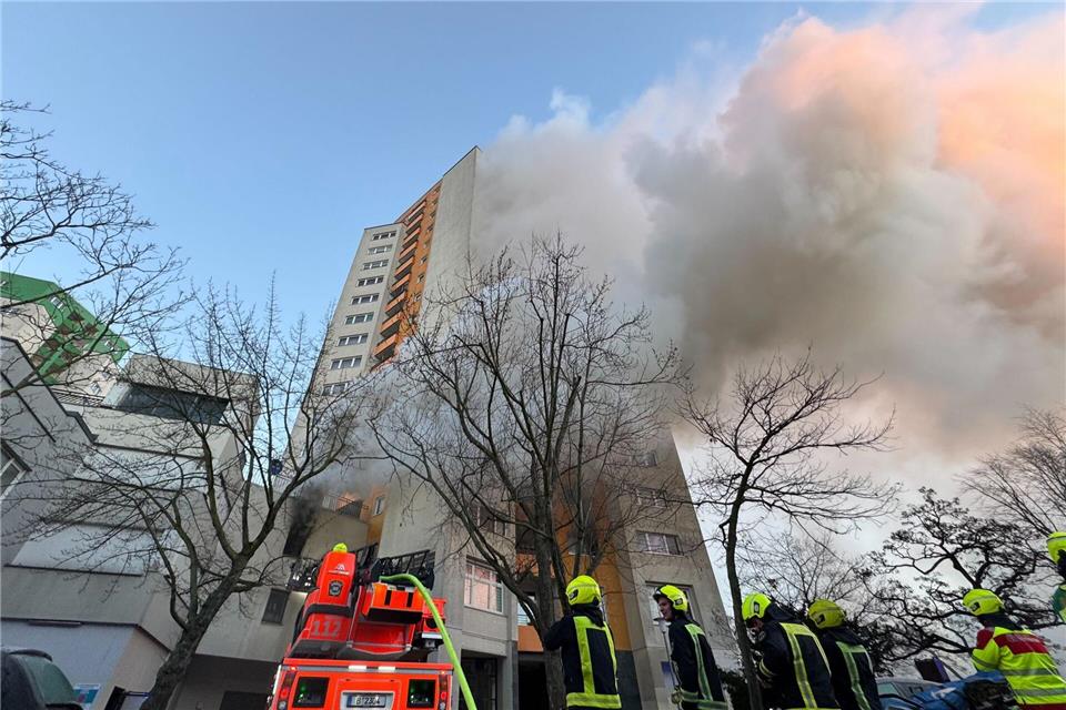 Die Feuerwehr hat den Brand in einem Hochhaus in Berlin-Spandau gelöscht.Sven Käuler/dpa
