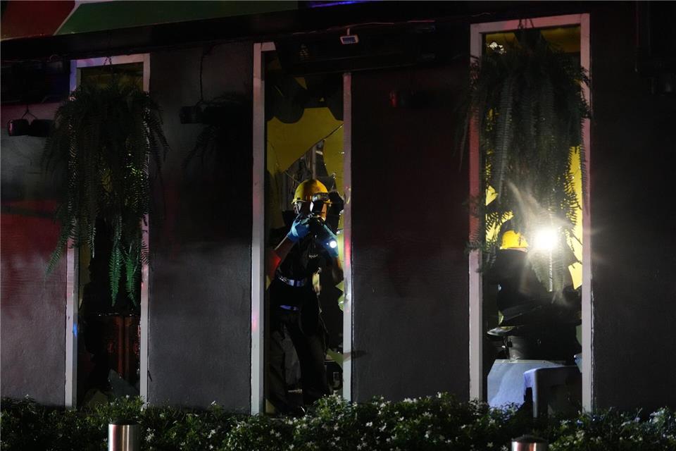 Die Feuerwehr hat den Brand inzwischen unter Kontrolle.Sakchai Lalit/AP/dpa