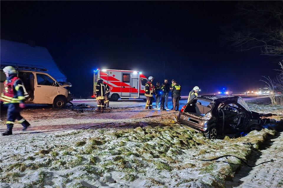 Die Feuerwehr hat den Mann mit schwerem Gerät aus seinem Wagen befreit. Kai Moorschlatt/dpa