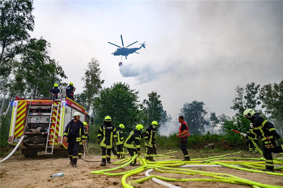 Feuerwehr ändert Taktik bei Waldbrand in der Gohrischheide Die Feuerwehr hat die Einsatztaktik in der Gohrischheide geändert.Robert Michael/dpa