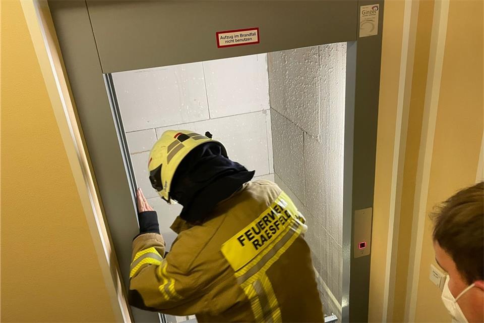 Die Feuerwehr hat die Person aus dem Aufzug befreit.