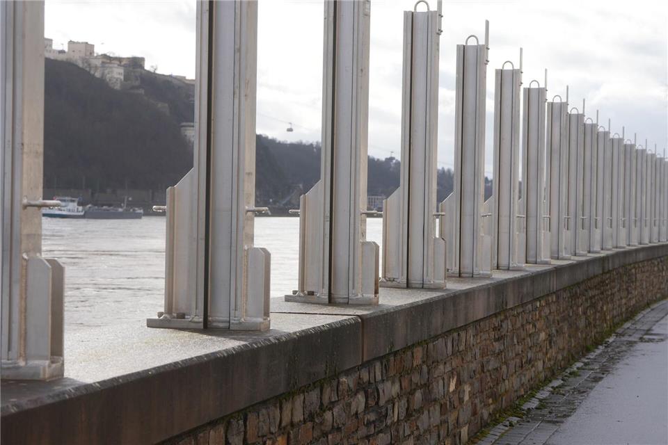 Die Feuerwehr hat die Wasserstände im Blick. (Archivbild)Thomas Frey/dpa