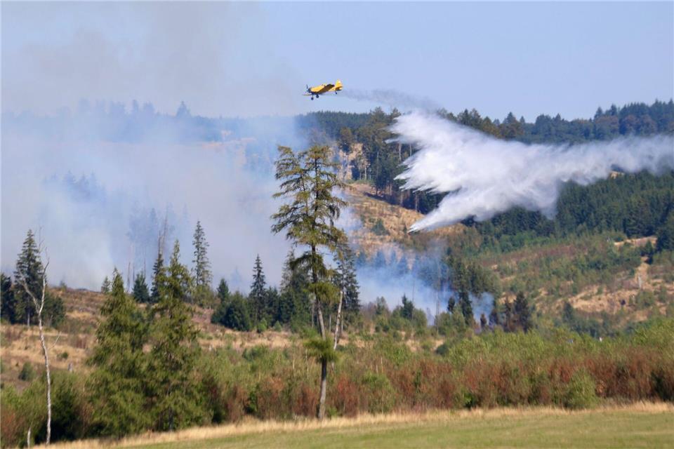 Die Feuerwehr hat die weitere Ausbreitung des Waldbrands nach eigenen Angaben gestoppt.Matthias Bein/dpa