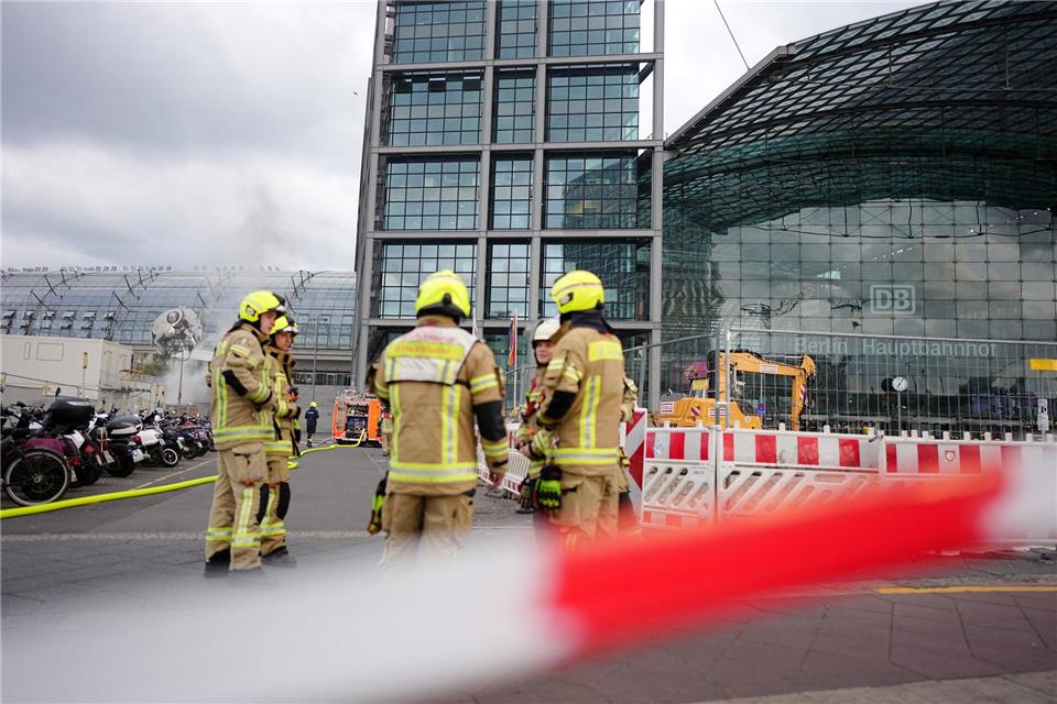 Die Feuerwehr hat einen Brand vor dem Berliner Hauptbahnhof bekämpft.Kay Nietfeld/dpa