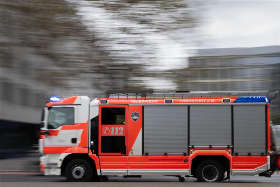 Die Feuerwehr hat einen brennenden Lkw auf der A4 gelöscht. (Symbolbild)Boris Roessler/dpa