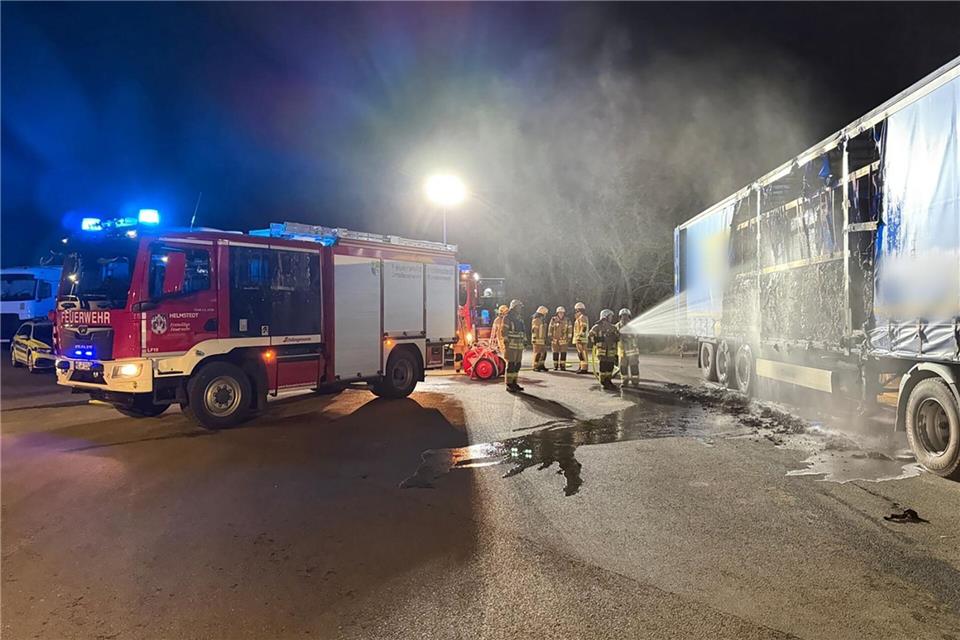Die Feuerwehr hat zwei brennende Sattelauflieger mit gepresstem Restmüll gelöscht - die Ladung sollte eigentlich im Kraftwerk verbrannt werden.-/Feuerwehr Helmstedt/dpa