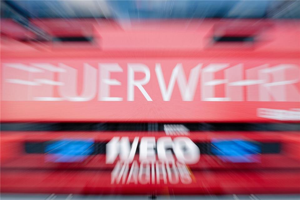 Die Feuerwehr hatte mit teilweise überfluteten Straßen zu kämpfen. (Symbolfoto) Uwe Anspach/dpa