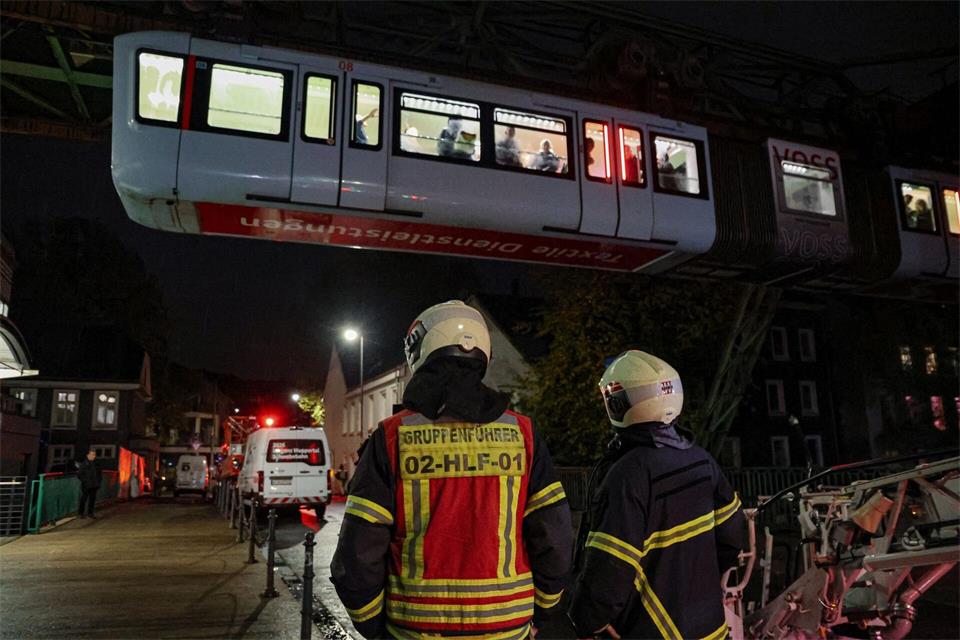 Die Feuerwehr holte die Fahrgäste über eine Drehleiter aus der Bahn.Christoph Petersen/dpa