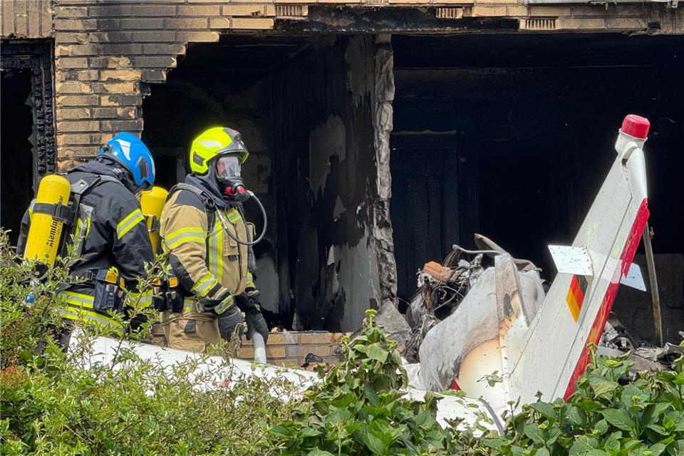 Die Feuerwehr im Einsatz nach dem Flugzeugabsturz. Das Haus wurde stark zerstörtSascha Rixkens/Einsatzreport Niederrhein/dpa
