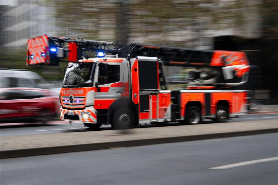 Die Feuerwehr in Braunschweig rettet sechs Bewohner aus einem brennenden Haus. (Symbolbild)Boris Roessler/dpa