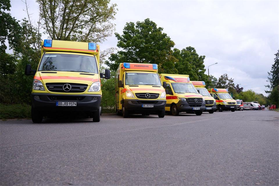 Die Feuerwehr in Dresden ist zu einem Großeinsatz ausgerückt, nachdem Schüler über Reizhusten klagten. Katharina Kausche/dpa
