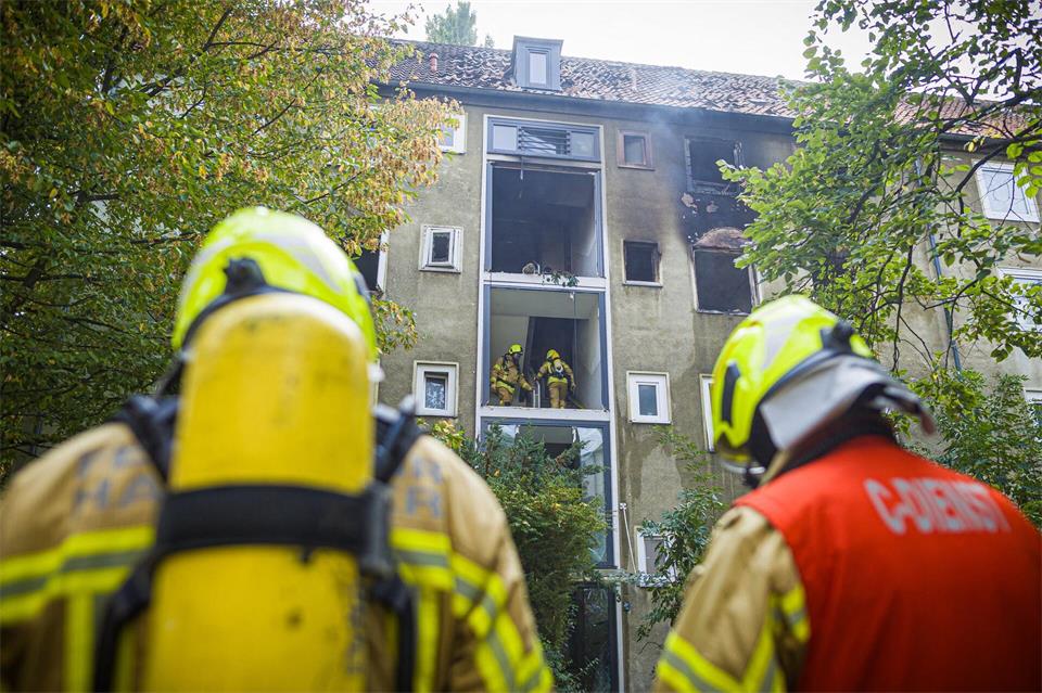 Die Feuerwehr in Hannover löscht nach einer Explosion ein Mehrfamilienhaus. Moritz Frankenberg/dpa